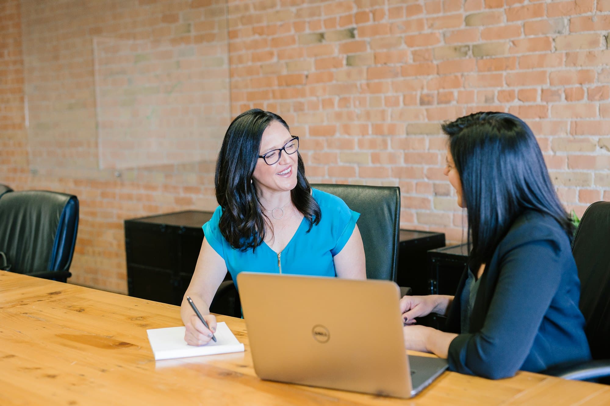 Zwei Frauen im Coaching-Gespräch am Tisch
