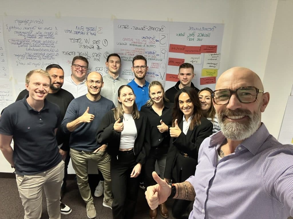 Trainingsgruppe vor einer Wand mit Moderationskarten