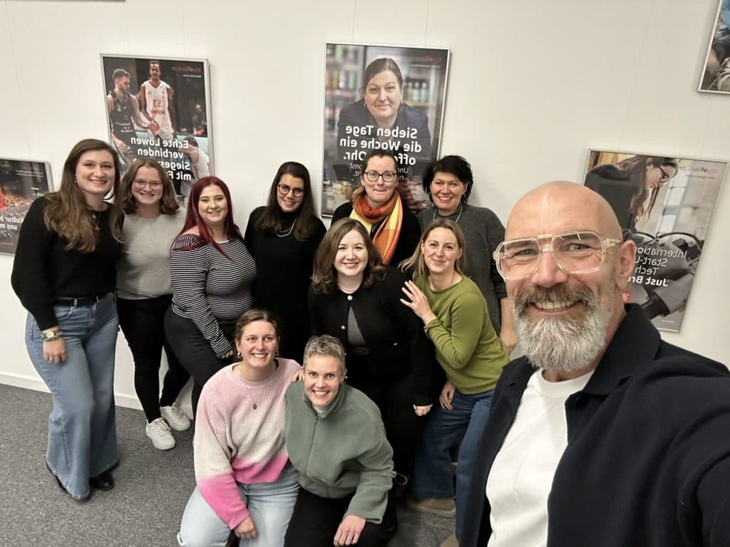 Gruppenfoto mit erhobenen Daumen nach einem Training