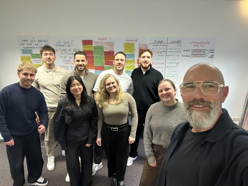 Gruppenfoto in einem hellen Seminarraum