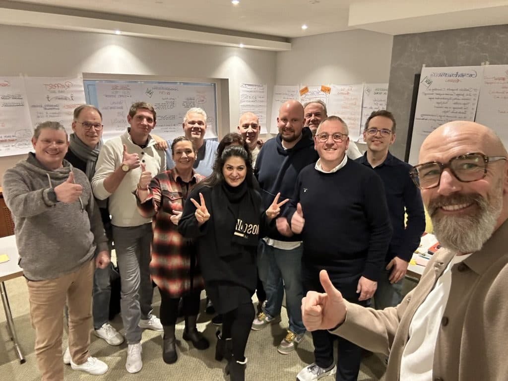 Seminargruppe posiert gut gelaunt im Trainingsraum