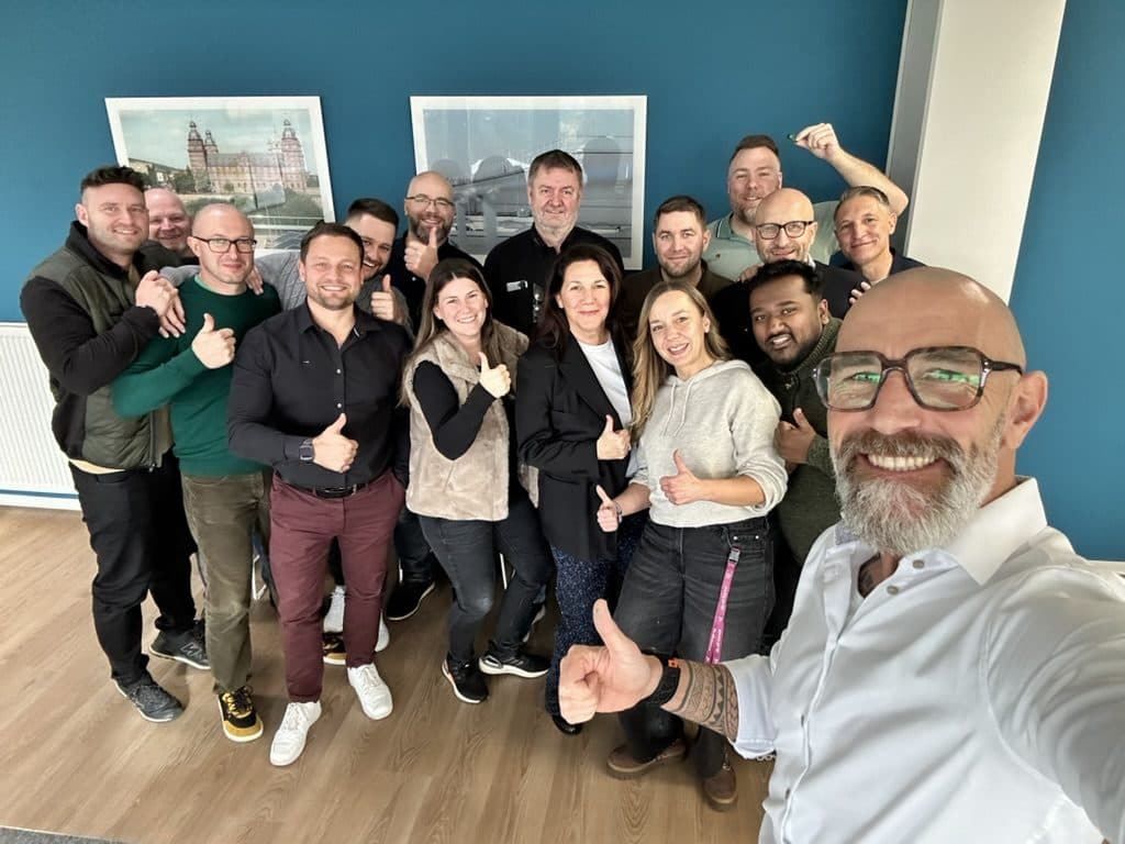 Tom Martens mit Teilnehmenden in einem Workshopraum