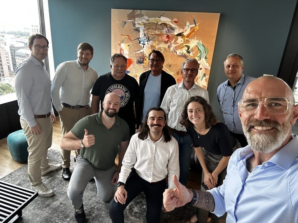 Trainingsgruppe vor einem farbigen Wandbild