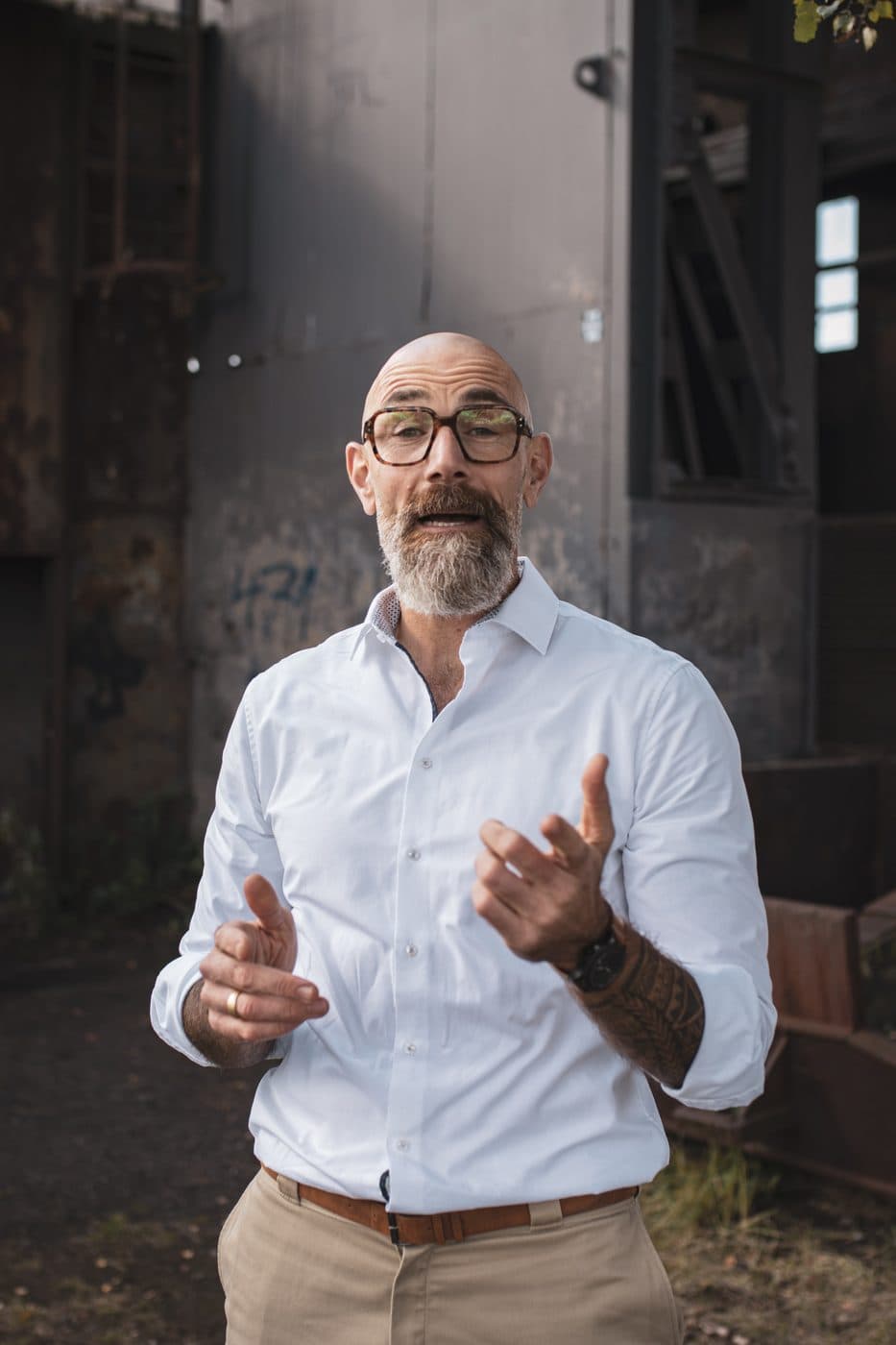 Tom Martens erklärt etwas mit offenen Händen
