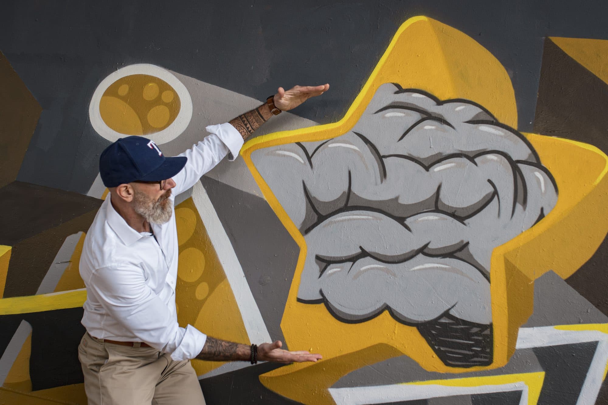 Tom Martens zeigt auf ein Graffiti mit einem Gehirn