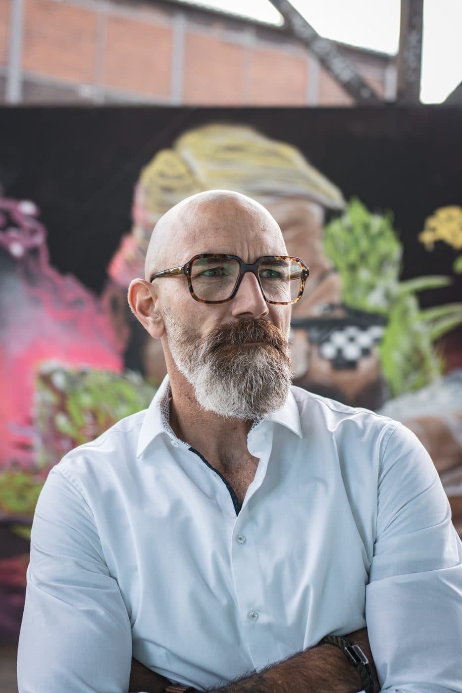 Porträt von Tom Martens mit verschränkten Armen