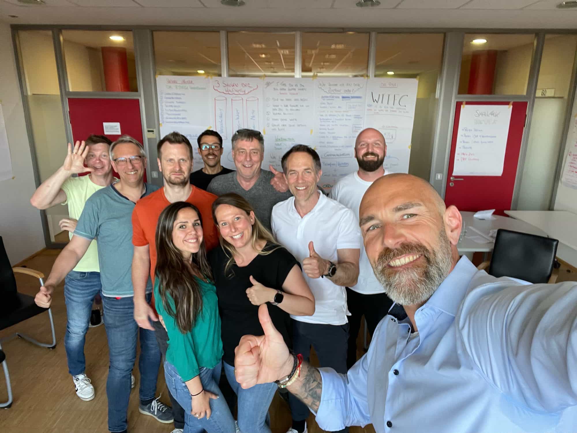 Tom Martens macht ein Gruppen-Selfie mit Teilnehmenden eines Trainings