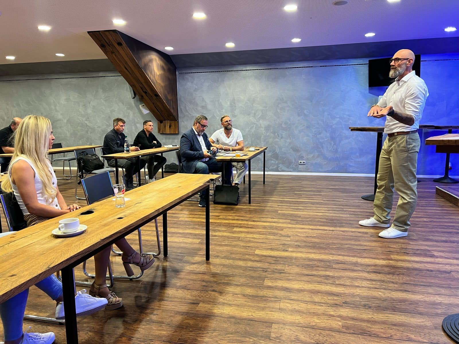 Tom Martens spricht frei vor einer Gruppe im Seminarraum