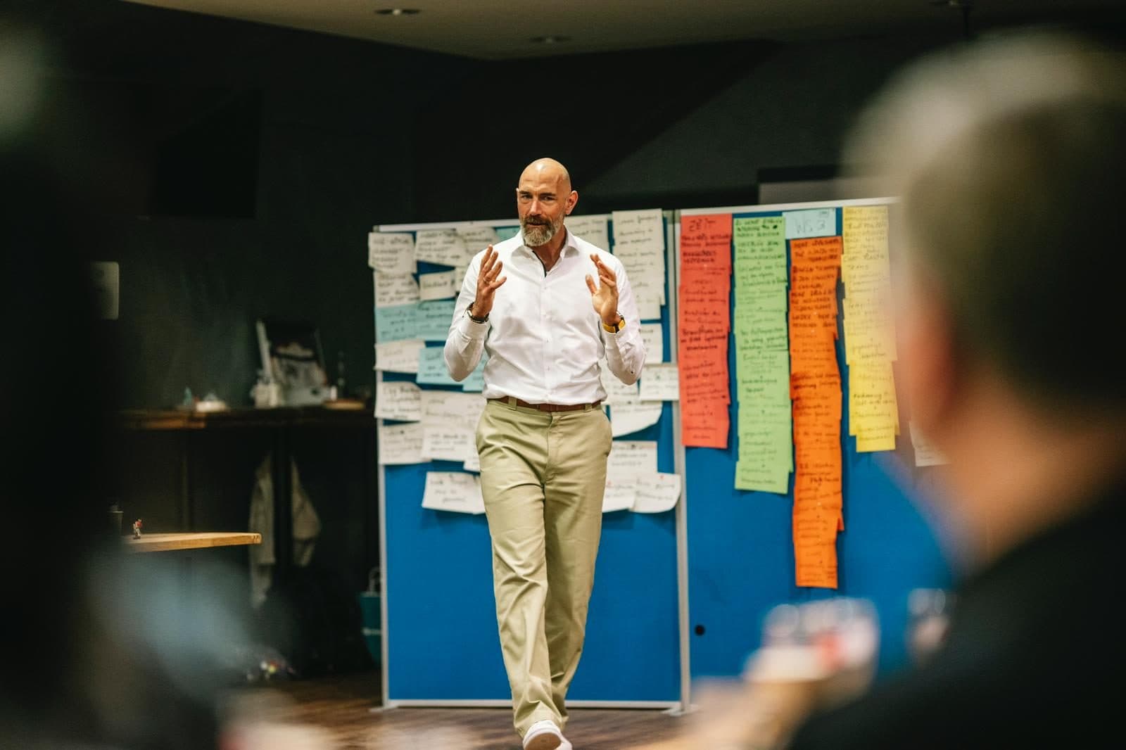 Tom Martens spricht im Vertriebstraining, im Vordergrund ein Teilnehmer